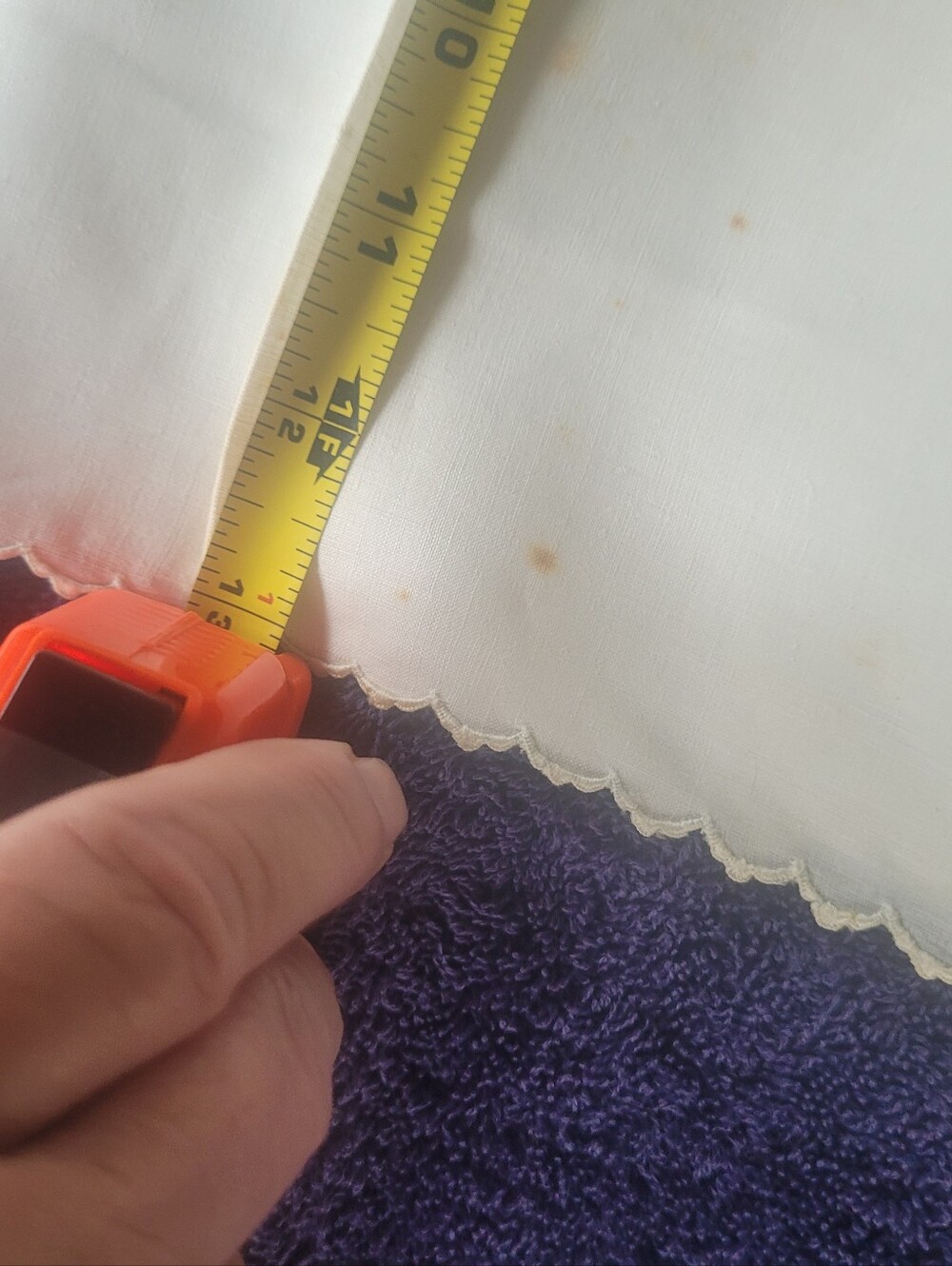 Source Unknown White Linen Cocktail Napkins with Scalloped Trim - Picture 6 of 6